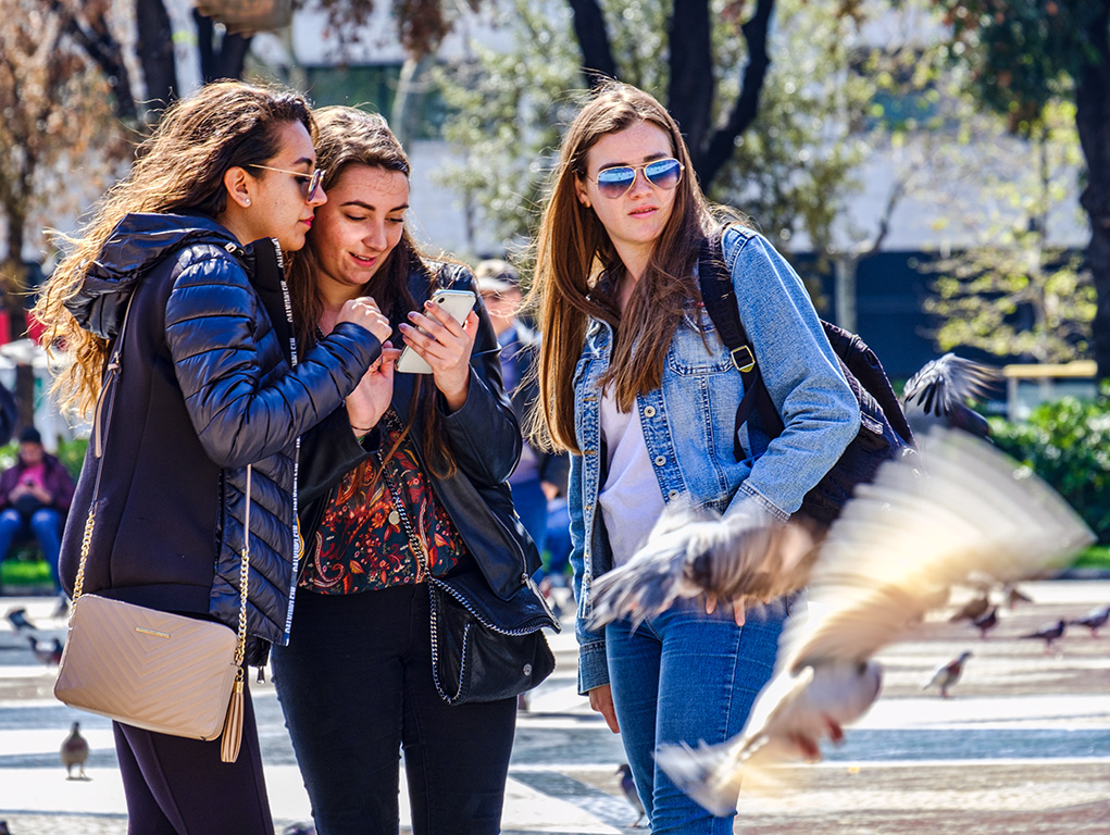 Friends and Phones and Photos, Plaça de Catalunya, Barcelona, Catalonia, Spain