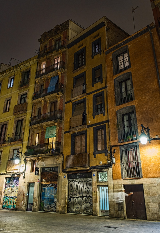Locking Up, Gothic Quarter, Barcelona, Catalonia, Spain
