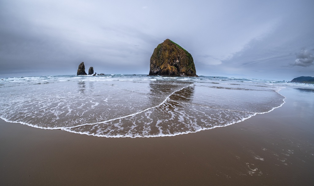 Incoming, Haystack Rock, Cannon Beach, Oregon, United States of America